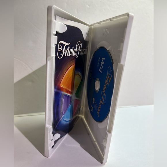 Trivial Pursuit Nintendo Wii EA Videogame 2007 Complete with Manual Fun - Picture 2 of 3